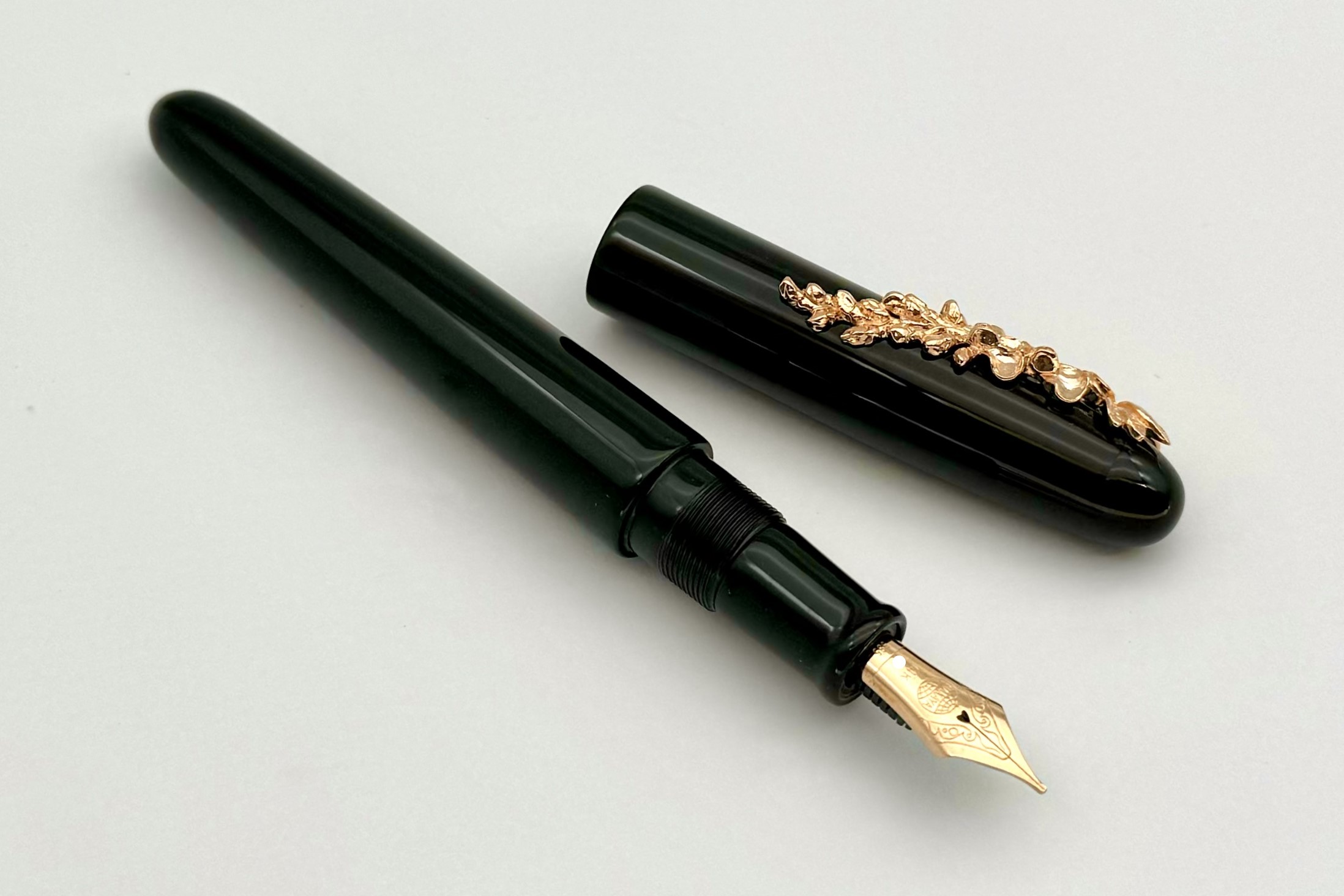 NakayaPortableWriterKuroRoiroBlackFPPinkgoldWisteriaStopper_B